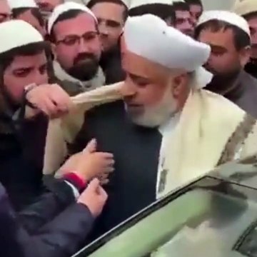 Ayağı takılınca kızıp müritlerine el öptürmeyi yasaklayan şeyhin görüntüleri yeniden gündem oldu