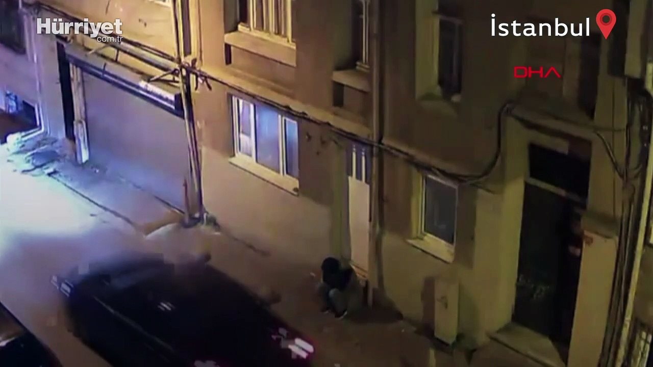 Beyoğlu'nda ikinci kattaki daireye tırmanarak giren hırsızlar kamerada