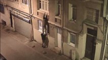 Beyoğlu'nda ikinci kattaki daireye tırmanarak giren hırsızlar kamerada
