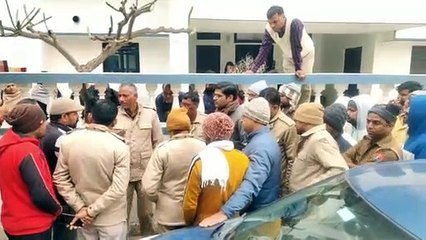 video : दुकान में पानी का कनेक्शन लेने पर विवाद, युवकों ने जीप को दौड़ा कर डराया