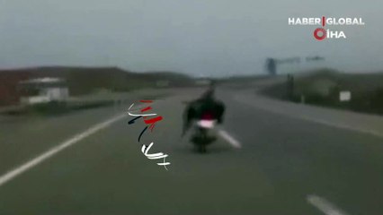 Motosiklet sürücüsü trafikte büyük tehlike saçtı! O anlar kamerada