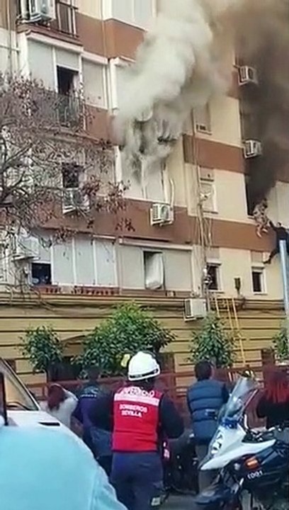 Un hombre salva a una familia en un incendio de Sevilla - Vídeo Dailymotion