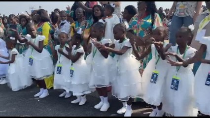 Congo, il Papa tra la folla: fedeli corrono dietro papamobile