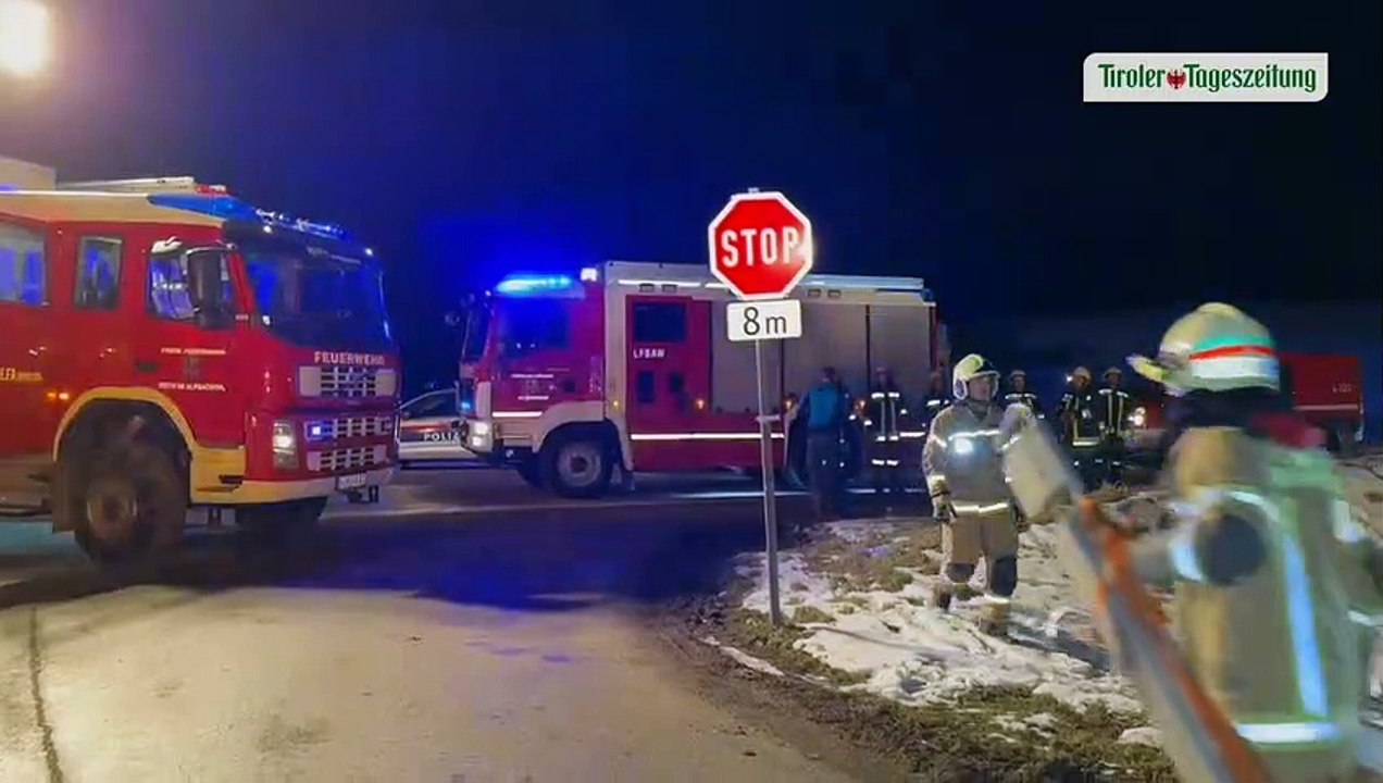 Auto seitlich umgekippt: 80-Jährige bei Unfall in Reith im Alpbachtal verletzt