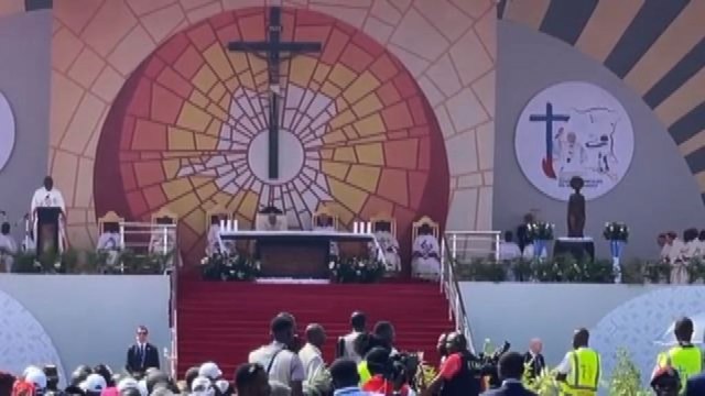 Il Papa a Kinshasa: deporre le armi e abbracciare la misericordia