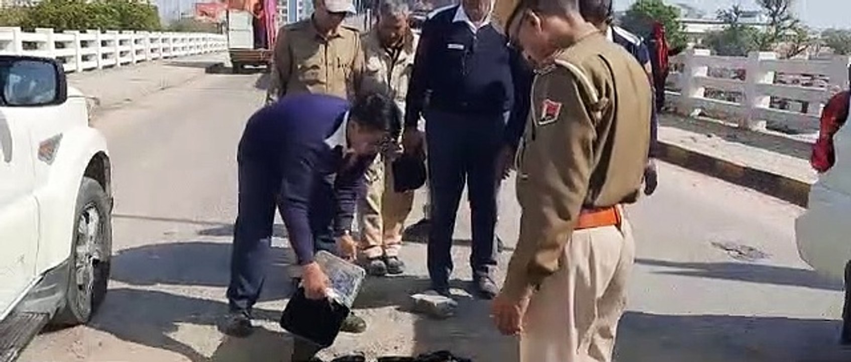 राजस्थान में यहां यातायात कर्मियों की अनूठी पहल, मजदूर बन सड़क ठीक करने उतरे