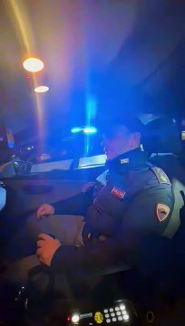 Lascia la polizia dopo 40 anni di servizio. Il saluto dalla radio della Volante per l'ultima uscita e la commozione