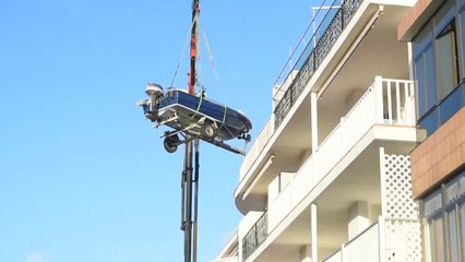 Un vecino de Es Castell retira la lancha que subió a un tercer piso