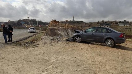 BATMAN'DA OTOMOBİL, KAYAYA ÇARPTI, 2 YARALI