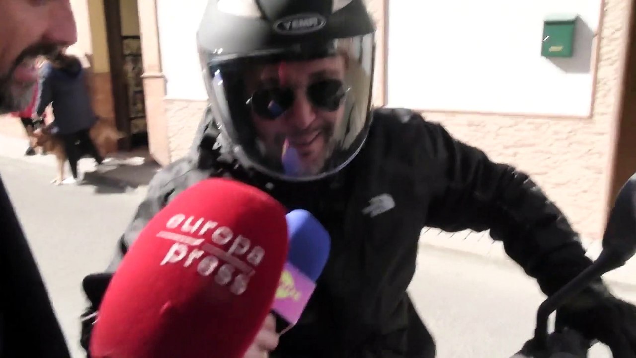 Kiko Rivera se come una hamburguesa y se fuma un cigarro