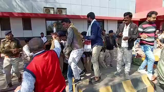 नर्मदा जल की मांग को लेकर यूथ कांग्रेस का ट्रेन रोकने का किया प्रयास