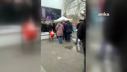 Kar altında ucuz et kuyruğu