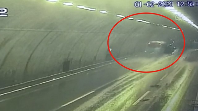 Anadolu Otoyolu'nda meydana gelen zincirleme trafik kazası kameralara yansıdı