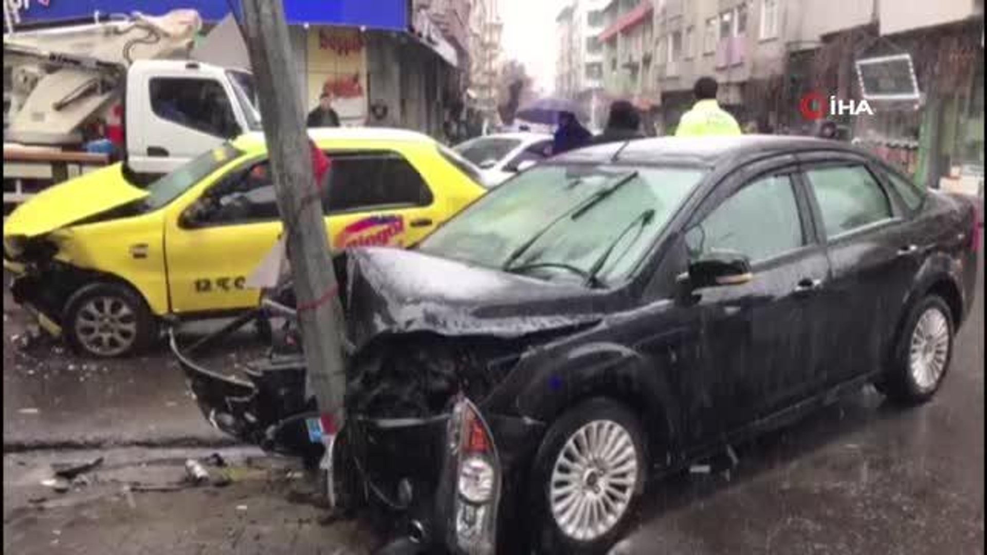 Otomobil ile ticari taksi çarpıştı: 3 yaralı - Dailymotion Video