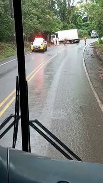 Caminhão com placas de Umuarama tomba após colidir com barranco na PR-482