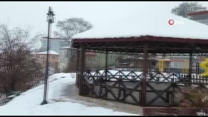 Kavak beyaz gelinliği giydi