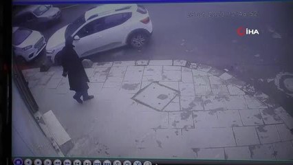 Fren yerine gaza bastı, park halindeki otomobile çarptı...Kaza anı kamerada