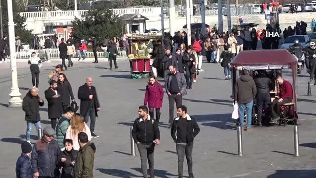 Taksim'de dün gece etkili olan kar yağışı bugün yerini güneşe bıraktı