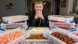 Âgé de 11 ans, il crée sa propre boutique de confiseries et vend des bonbons sans noix ni allergènes