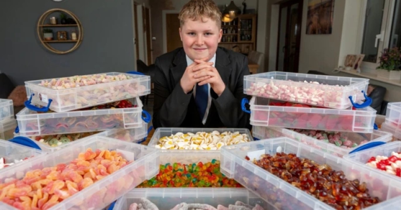Âgé de 11 ans, il crée sa propre boutique de confiseries et vend des bonbons sans noix ni allergènes