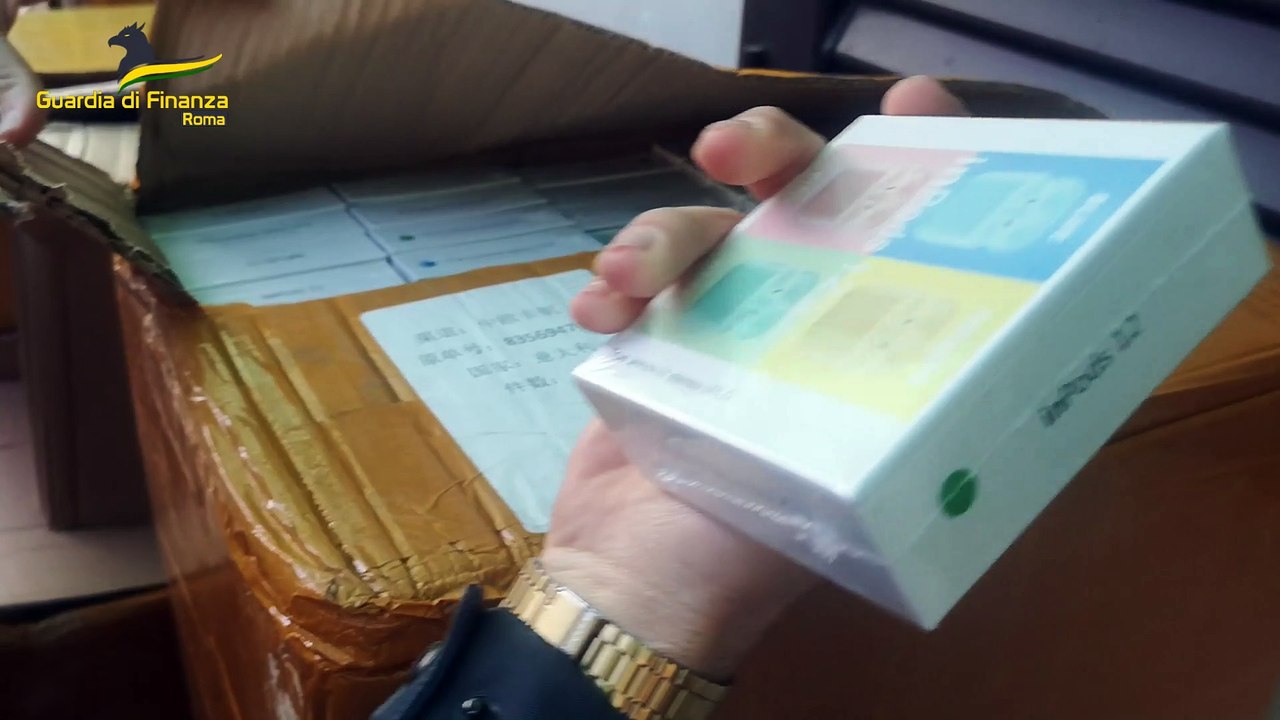 Pomezia, maxi sequestro di articoli di telefonia falsi. Le offerte tramite "Wechat"