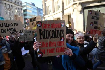 İngiltere'de son 10 yılın en büyük grevi: Yarım milyon kişi sokağa indi