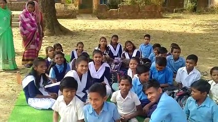 शिक्षक को हटाने की मांग को लेकर विद्यार्थियों ने दिया धरना