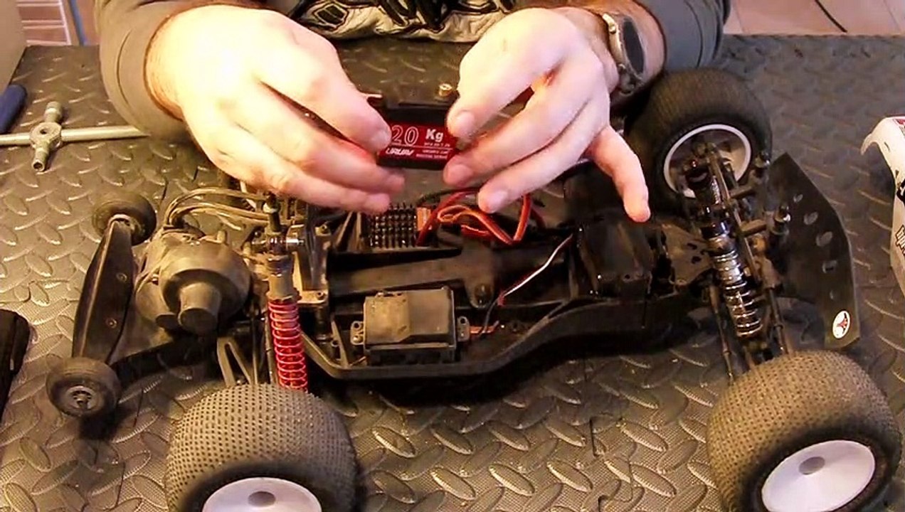 Changement servo sur HPI Firestorm