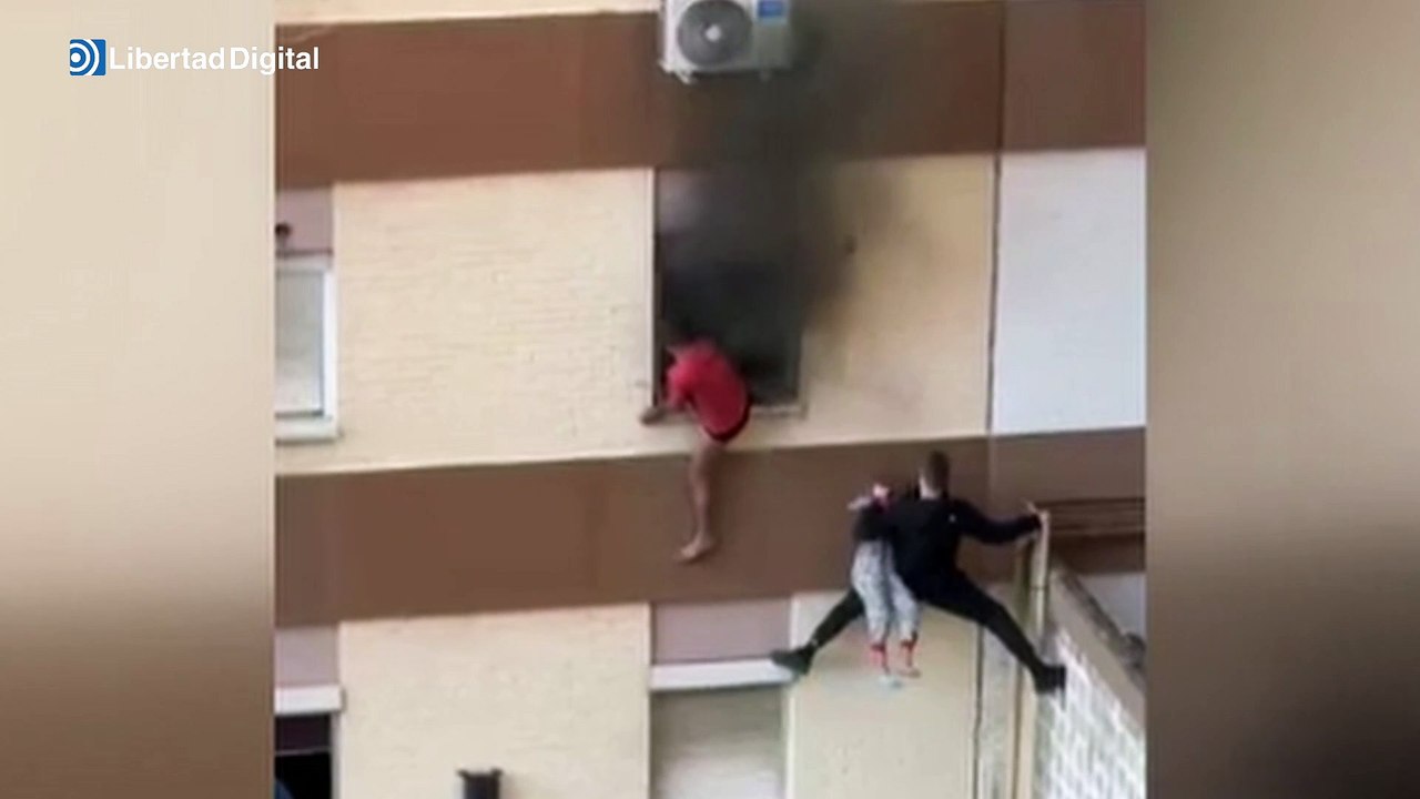 Un hombre logra rescatar a dos niños y una mujer de un incendio una vivienda de Sevilla