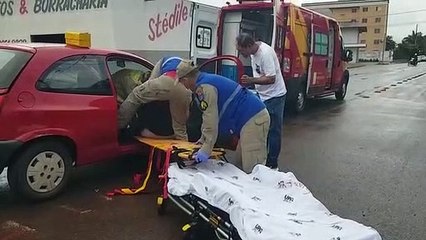 Mulher apresenta dor lombar após engavetamento no Santa Cruz