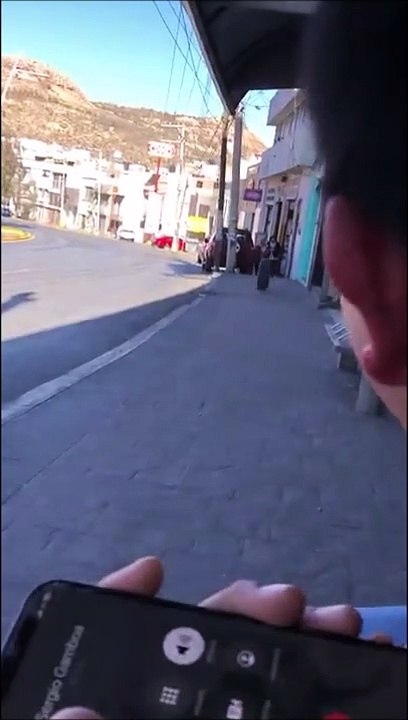 Un énorme pneu se balade tout seul en pleine route et à toute vitesse