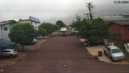 Câmera registra momento em que caminhão derruba fios no Guarujá