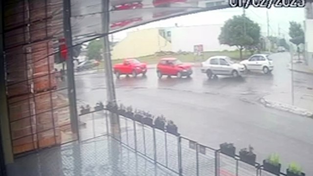 Vídeo mostra colisão entre três carros na Avenida Tito Muffato