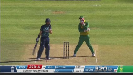 Moeen Ali attempts a one-handed shot!