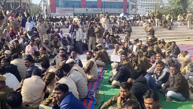 शहीद स्मारक पर जुटे वन विभाग के कार्मिक , अपनी मांगों को लेकर उठाई आवाज