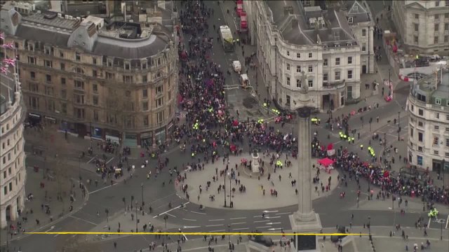 Cientos de miles de británicos secundan la huelga del 'Walkout Wednesday'