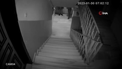 Girdiği binada kamerayı görünce yüzünü eliyle kapatan acemi hırsız kamerada