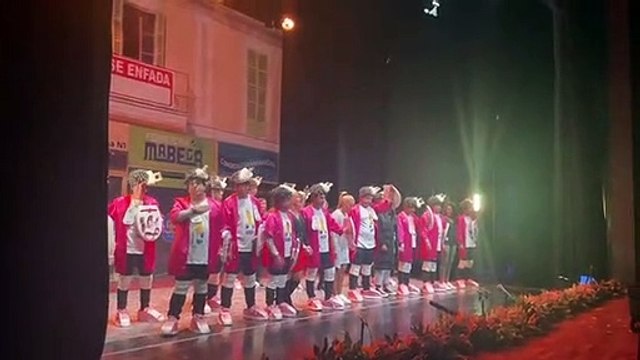 Entrada al escenario de los murguistas.