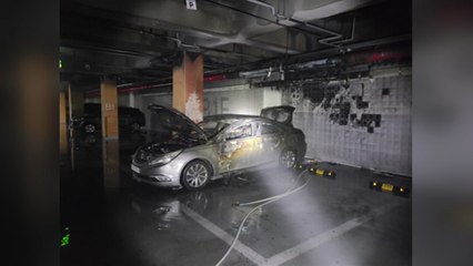 쇼핑센터 지하 주차장 차량 화재...다친 사람 없어 / YTN