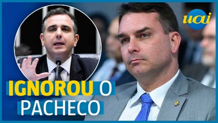 Flávio Bolsonaro ignora Pacheco após votação no Senado