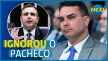 Flávio Bolsonaro ignora Pacheco após votação no Senado