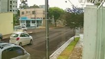 Câmera flagra colisão entre carros na Rua da Bandeira