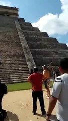 Turista sube a una pirámide y al bajar lo reciben con un "palazo" en la cabeza