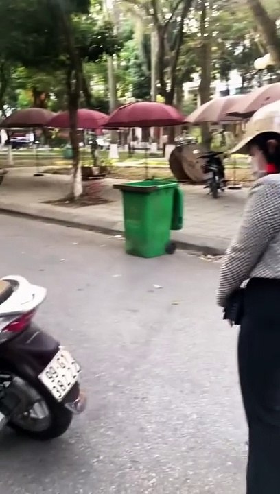 Cô gái đi xe rớt phụ tùng, đến khi chồng hỏi vẫn điềm nhiên đáp: “Xe đi phải rớt chứ”