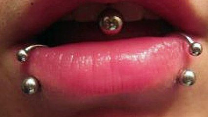 عورتوں کو  کان ناک کے علاوہ جسم کے کسی اور حصے کو نہیں چھیدنا چاہیےPiercing: Lips, Belly buttons,
