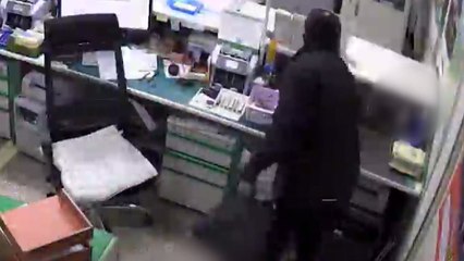 [취재N팩트] 흉기 든 은행 강도...용감한 직원과 시민들 덕에 붙잡아 / YTN