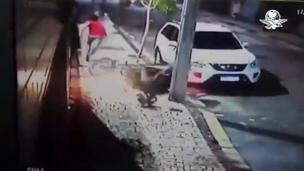 de patada baja a asaltantes de moto