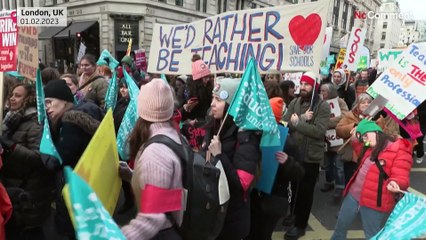 İngiltere'de öğretmenler 'adil maaş' talebiyle son 10 yılın en büyük grevine gitti