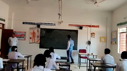 निरीक्षण पर निकले कलेक्टर ने दसवीं के छात्रों से पूछ लिया सवाल, नहीं मिला जवाब तो खुद समझाया फार्मूला