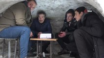 Vatandaşlar kardan yaptıkları 'eskimo' evinde çayın tadını çıkarttı